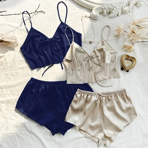 Ensemble pyjama deux pièces en satin de soie pour femme avec caraco et short bleu et doré
