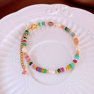 Détail du bracelet en pierres multicolores avec perles baroques et fermoir doré