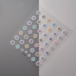 Dettaglio di adesivi per unghie boho 3D con trama di diamanti e motivi a fiocco di neve