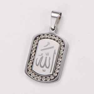 Vue macro d'un pendentif argenté rectangulaire avec zircons et calligraphie arabe