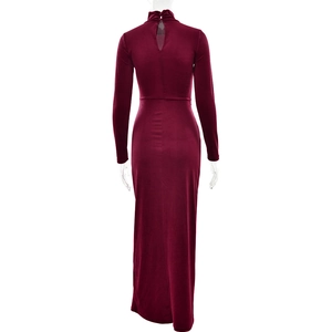 Détail de la robe en velours bordeaux avec ouverture goutte au dos et col à nouer