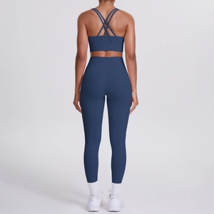 Détail de l'ensemble de yoga bleu marine montrant le soutien-gorge croisé et le legging taille haute
