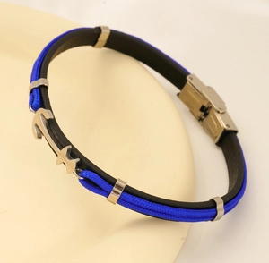 Détail du bracelet nautique en cuir tressé avec corde bleue et fermoir ancre en acier