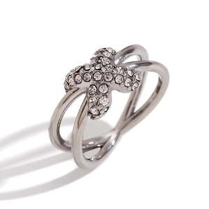 Polierter silberner X-Ring mit Mikro-Pave-Kristallen auf einem weißen Hintergrund