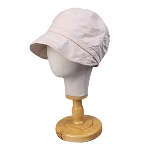 Chapeau cloche léger en coton rose pour femme présenté sur une tête de mannequin blanche