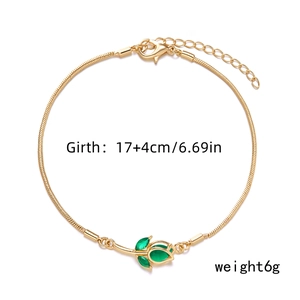 Detailed view of tulip bracelet with green gemstone, lobster clasp and 17+4cm chain