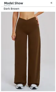 Détail de la taille croisée d'un pantalon de yoga large brossé en couleur marron foncé