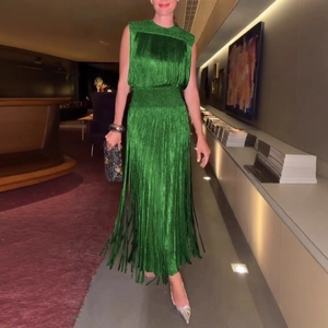 Robe de soirée verte sans manches à franges avec col montant et coupe élégante en ligne H