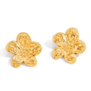Detailansicht goldener Edelstahl-Blumenstecker auf weißem Hintergrund für Damen