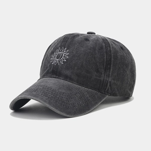 Détail de la broderie soleil et lune sur la casquette de baseball vintage délavée