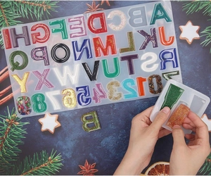 Siliconen mal voor letters en cijfers gevuld met gekleurde epoxyhars in DIY-stijl