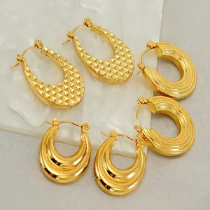 Trois paires de boucles d'oreilles créoles géométriques en acier doré 18 carats style rétro