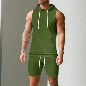 Détail de la texture gaufrée vert armée sur l'ensemble short et débardeur à capuche homme