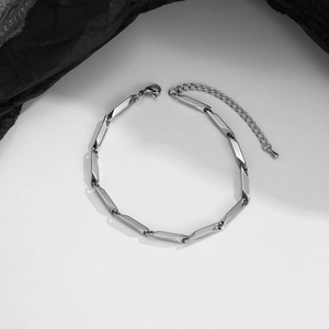 Détail des maillons en acier losange sur bracelet street-style avec fermoir mousqueton