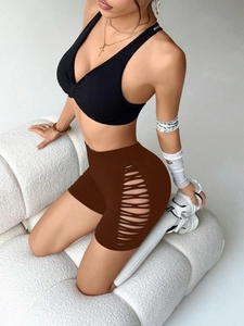 Détail du short de yoga côtelé marron foncé avec découpes latérales et taille haute