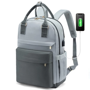 Mochila gris elegante para portátil con puerto USB y correas ergonómicas de malla