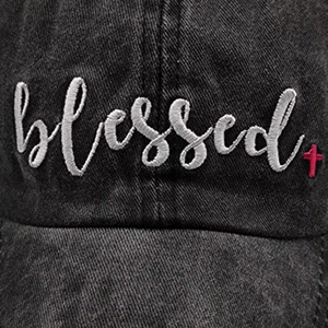 Detailansicht der weißen blessed-Stickerei und des roten Kreuzes auf der Baumwollkappe