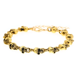 Dettaglio macro delle maglie a teschio su bracciale punk in metallo dorato rétro con chiusura