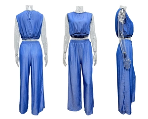 Vue en trois dimensions de l'ensemble haut bustier bleu et pantalon large taille haute
