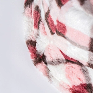 Détail du tissu en peluche pour bob d'hiver à motif léopard rose et marron