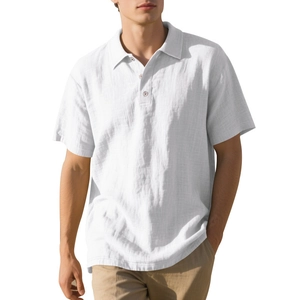 Détail de polo blanc pour homme en lin à manches courtes avec bouton au col et texture fine