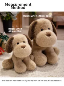 Confronto dettagliato dei peluche golden retriever da 25 cm e 35 cm su un tappeto bianco