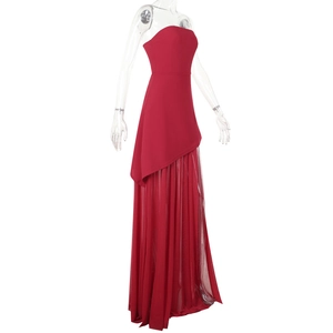 Détail de robe de soirée rouge bustier avec empiècement en tulle plissé sur fond blanc pur