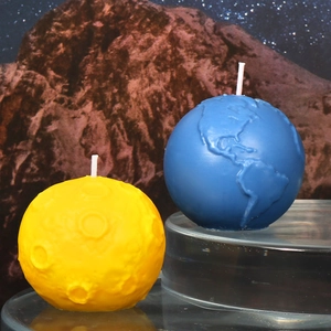 Dettaglio delle candele testurizzate terra blu e luna gialla su supporto espositivo