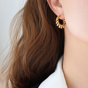 French retro style gold twisted hoop earrings for women made of polished copper material