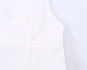 Detail van witte mouwloze top met nette stiksels en getailleerd ontwerp met borstplooi