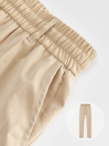 Detailansicht der khakifarbenen Baumwoll-Twill-Hose mit elastischem Bund und Seitentaschen
