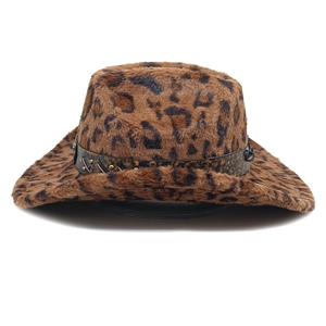 Détail du chapeau d'hiver léopard en fausse fourrure avec bande en cuir et rivets rétro