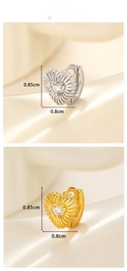 Détail de boucles d'oreilles en cœur avec textures plissées et zircons brillants
