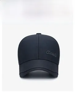 Détail d'une casquette de baseball bleu marine avec broderie 'Classic' et bordure doublée