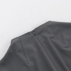 Détail de la robe gris foncé avec une fermeture éclair invisible de qualité et des coutures