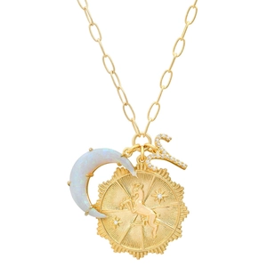 Détail du collier Bélier avec lune en opale et pendentifs sertis de zircons cubiques
