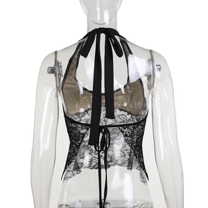 Détail du dos d'un haut licou en dentelle noire avec motif floral sur mannequin noir