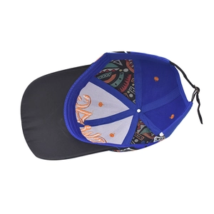 Vue détaillée de l'intérieur d'une casquette avec doublure géométrique et boucle