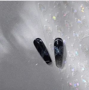 Dettaglio di adesivi per unghie olografici a farfalla con motivi glitterati e stelle laser