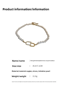 Vue détaillée du fermoir mousqueton et de la chaîne d'extension réglable du collier de perles