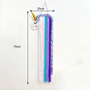 Décoration murale licorne avec glands, montrant les dimensions 25cm large et 75cm haut
