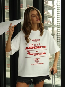 T-shirt oversize bianca con stampa Travel Addict rossa e grafica aereo in stile street