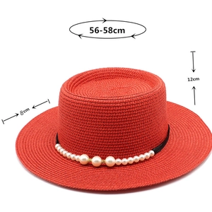 Dettaglio cappello di paglia rosso con perle e misure della tesa larga otto cm