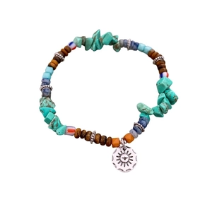 Bracelet perlé bohème multicolore avec turquoise, bois et pendentif soleil