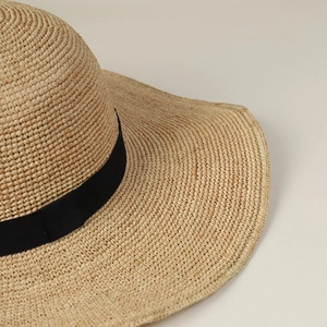 Chapeau en paille de raphia fait main avec large bord ondulé et élégant ruban noir
