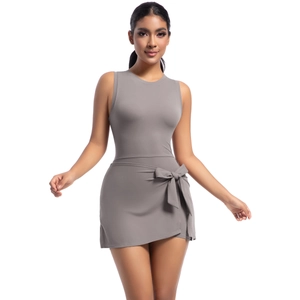 Dettaglio vestito da tennis grigio rinfrescante con tessuto elastico e fiocco in vita