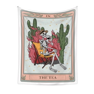 Détail de la tapisserie Tarot The Tea IX montrant un squelette buvant du thé sur un transat