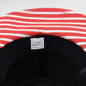 Dettaglio dell'etichetta 100% carta e della fascia antisudore nel cappello da cowboy USA