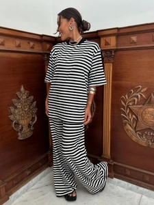Completo casual a righe due pezzi con maglietta ampia e pantaloni a gamba larga