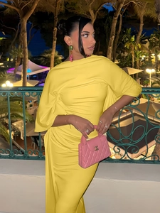 Elegantes gelbes Neckholder-Maxikleid mit fließendem Rückendekor und seidigem Finish